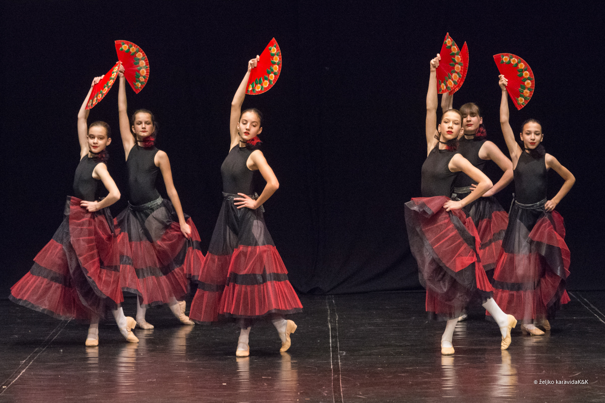 Božićna čestitka plesnog odjela Glazbene škole Blagoje Bersa