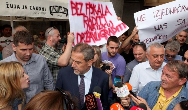 28.06.2013., Zagreb – Gradonacelnik Milan Bandic dosao je danas na trznicu Dolac dati podrsku prodavacima koji prosvjeduju protiv uvodjenja fiskalnih blagajni. Photo: Patrik Macek/PIXSELL