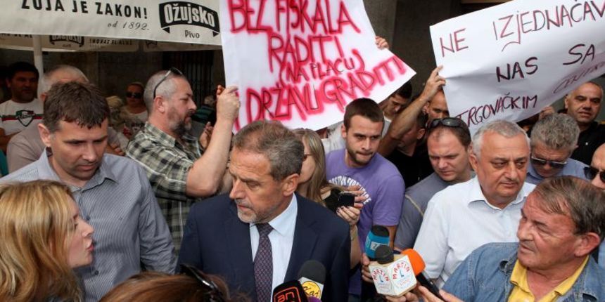 28.06.2013., Zagreb – Gradonacelnik Milan Bandic dosao je danas na trznicu Dolac dati podrsku prodavacima koji prosvjeduju protiv uvodjenja fiskalnih blagajni. Photo: Patrik Macek/PIXSELL 28.06.2013., Zagreb – Gradonacelnik Milan Bandic dosao je danas na trznicu Dolac dati podrsku prodavacima koji prosvjeduju protiv uvodjenja fiskalnih blagajni. Photo: Patrik Macek/PIXSELL