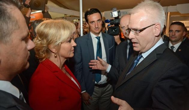 Krapina – Predsjednik Republike Hrvatske dr. Ivo Josipovic posjetio je Krapinu povodom Tjedna kajkavske kulture.Susret Ive Josipovica i Kolinde Grabar Kitarovic na Zagorskom gospodarskom zboru prilikom kojeg su razmjenili nekoliko recenica. Photo: Matija