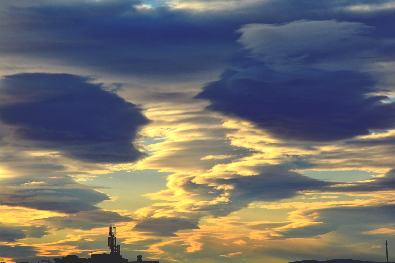 Zimsko svitanje i igra oblaka, foto: Iva Perinčić Zimsko svitanje i igra oblaka, foto: Iva Perinčić