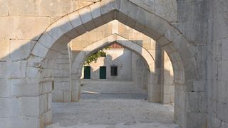 Han Maskovica izgradjen u 17. stoljecu i sluzio je u civilne svrhe kao svratiste, odmoriste i rezidencija. Objekt je izgradio Jusuf Maskovic, visoki dostojanstvenik na turskom dvoru, inace rodom iz Vrane ili iz Pakostana. Zapocet je u vrijeme izbijanja K Han Maskovica izgradjen u 17. stoljecu i sluzio je u civilne svrhe kao svratiste, odmoriste i rezidencija. Objekt je izgradio Jusuf Maskovic, visoki dostojanstvenik na turskom dvoru, inace rodom iz Vrane ili iz Pakostana. Zapocet je u vrijeme izbijanja K