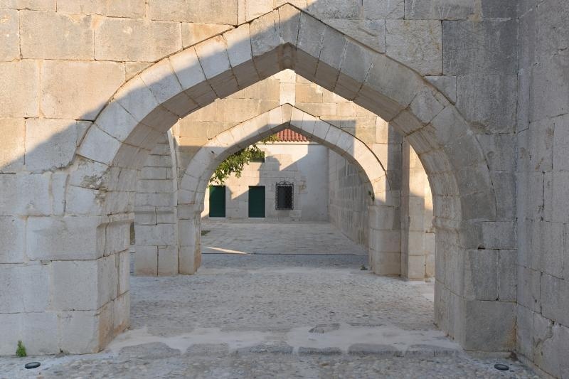 Han Maskovica izgradjen u 17. stoljecu i sluzio je u civilne svrhe kao svratiste, odmoriste i rezidencija. Objekt je izgradio Jusuf Maskovic, visoki dostojanstvenik na turskom dvoru, inace rodom iz Vrane ili iz Pakostana. Zapocet je u vrijeme izbijanja K Han Maskovica izgradjen u 17. stoljecu i sluzio je u civilne svrhe kao svratiste, odmoriste i rezidencija. Objekt je izgradio Jusuf Maskovic, visoki dostojanstvenik na turskom dvoru, inace rodom iz Vrane ili iz Pakostana. Zapocet je u vrijeme izbijanja K