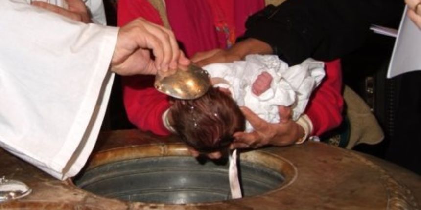 Krštenje (Foto: mojportal.hr) Krštenje (Foto: mojportal.hr)