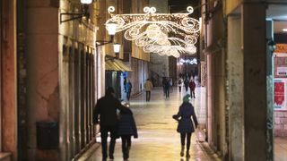 Građani na ulicama Zadra poštujući mjere dočekali 2021. godinu