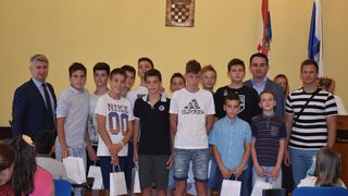 Župan ugostio nagrađene učenike osnovnih i srednjih škola Župan ugostio nagrađene učenike osnovnih i srednjih škola