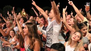 Nikad ovakve koncertne energije na Viru! Lidija Bačić oduševila je oko deset tisuća Virana i gostiju Vira sa svih strana svijeta; od prve do posljednje stvari koju je otpjevala seksipilna splitska pjevačica svi su pjevali i držali ruke u zraku! Nikad ovakve koncertne energije na Viru! Lidija Bačić oduševila je oko deset tisuća Virana i gostiju Vira sa svih strana svijeta; od prve do posljednje stvari koju je otpjevala seksipilna splitska pjevačica svi su pjevali i držali ruke u zraku!