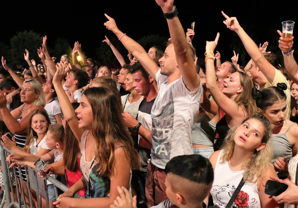 Nikad ovakve koncertne energije na Viru! Lidija Bačić oduševila je oko deset tisuća Virana i gostiju Vira sa svih strana svijeta; od prve do posljednje stvari koju je otpjevala seksipilna splitska pjevačica svi su pjevali i držali ruke u zraku! Nikad ovakve koncertne energije na Viru! Lidija Bačić oduševila je oko deset tisuća Virana i gostiju Vira sa svih strana svijeta; od prve do posljednje stvari koju je otpjevala seksipilna splitska pjevačica svi su pjevali i držali ruke u zraku!