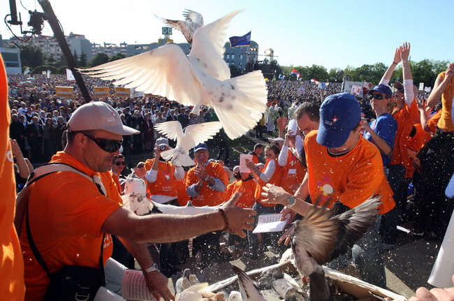 Zadar, 080510.
Zadar je domacin Susreta katolicke mladezi 2010. 
Susret ce trajati dva dana a u njemu ce sudjelovati preko 30.000 mladih iz Hrvatske i svijeta. 
Na slici: misa u sportskom centru Visnjik.
Foto: Vladimir Ivanov  / CROPIX