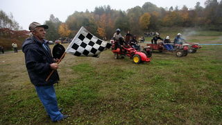 Orahovica, 171010.
Nedaleko od orahovackog jezera na obroncima brda Ruzica grada odrzana je cetvrta po redu utrka motokultivatora i specijalnih vozila koja su izradjena od motora mjesalice za beton i mjenjaca automobila Lada Niva. Namjera organizatora utr