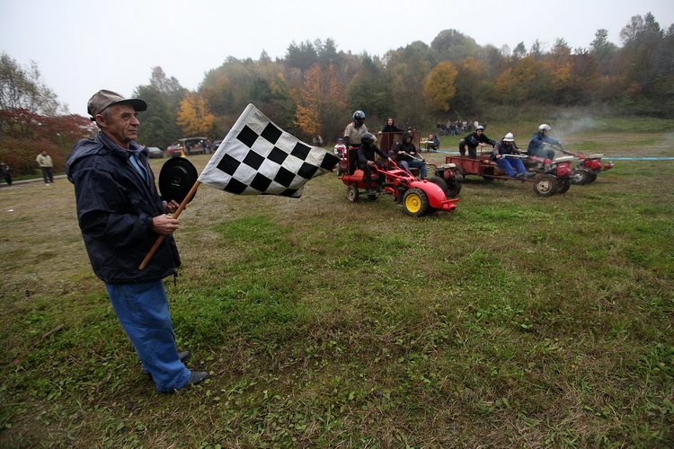 Orahovica, 171010.
Nedaleko od orahovackog jezera na obroncima brda Ruzica grada odrzana je cetvrta po redu utrka motokultivatora i specijalnih vozila koja su izradjena od motora mjesalice za beton i mjenjaca automobila Lada Niva. Namjera organizatora utr