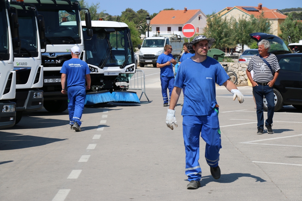 Vir: Primopredaja novog voznog parka komunalne tvrtke Čisti otok Vir: Primopredaja novog voznog parka komunalne tvrtke Čisti otok