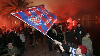 Split, 130211.
Navijaci Hajduka, pripadnici Torcide docekali su 100. rodjendan voljenog kluba uz baklje i signalne rakete. Vatromet je priredjen po cijelom gradu. Detalj s Rive
Foto : Jakov Prkic / Cropix Split, 130211.
Navijaci Hajduka, pripadnici Torcide docekali su 100. rodjendan voljenog kluba uz baklje i signalne rakete. Vatromet je priredjen po cijelom gradu. Detalj s Rive
Foto : Jakov Prkic / Cropix
