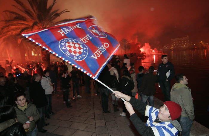 Split, 130211.
Navijaci Hajduka, pripadnici Torcide docekali su 100. rodjendan voljenog kluba uz baklje i signalne rakete. Vatromet je priredjen po cijelom gradu. Detalj s Rive
Foto : Jakov Prkic / Cropix Split, 130211.
Navijaci Hajduka, pripadnici Torcide docekali su 100. rodjendan voljenog kluba uz baklje i signalne rakete. Vatromet je priredjen po cijelom gradu. Detalj s Rive
Foto : Jakov Prkic / Cropix