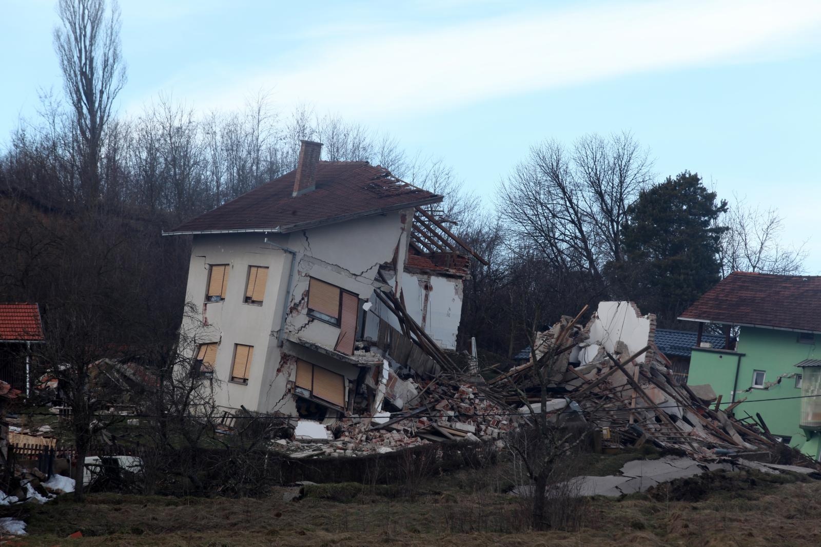 Hrvatska Kostajnica: u odronu stijene potpuno uništeno sedam kuća