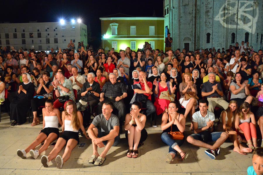 Nastup ansambla Lado ispred crkve sv. Marije ; foto Iva Perinčić Nastup ansambla Lado ispred crkve sv. Marije ; foto Iva Perinčić