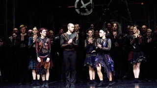 Rijeka, 200112.
U Hrvatskom narodnom kazalistu Ivan Zajc odrzana je premijera baleta Carmina Burana autora Carla Orffa.
Djelo je za Balet postavio poznati portugalski koreograf Hugo Viera, a glazbu su izveli orkestar i zbor kazalista i djeciji zbor Torret