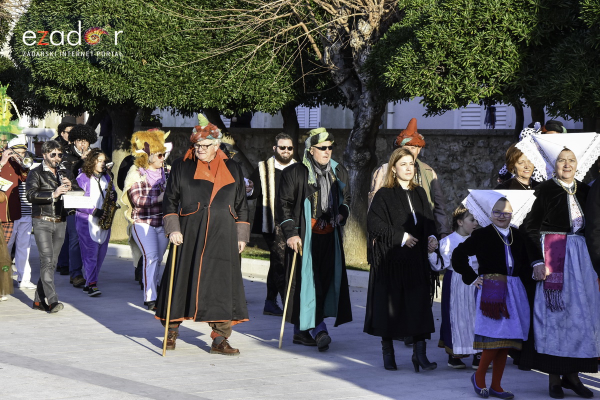 Paški zimski karneval 2018: Karnevalska povorka prošla ulicama grada do Pijace