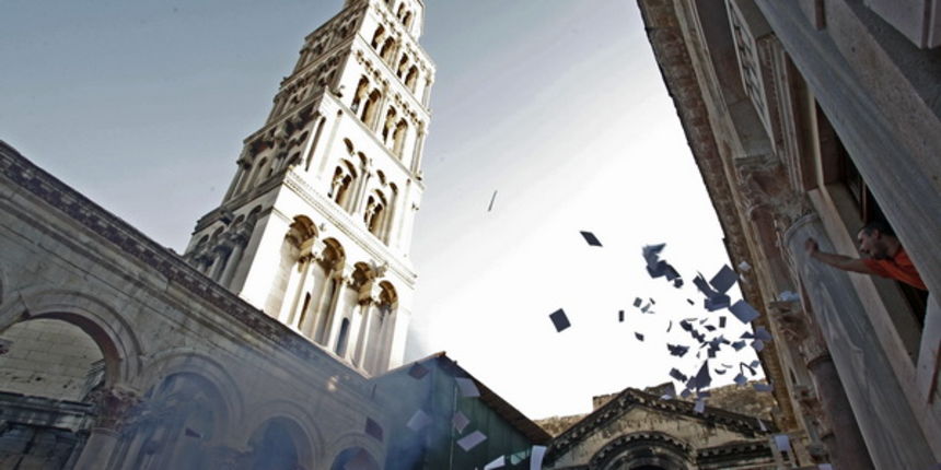 Split, 311009.
Na Peristilu je prosvjedovala Torcida protiv sadasnje uprave i sadasnjeg stanja u Hajduku. Navijaci nisu isli na utakmicu protiv Dinama vec su paljenjem svijeca i pjesmom iskazali svoje nezadovoljstvo.
Foto: Jakov Prkic / CROPIX Split, 311009.
Na Peristilu je prosvjedovala Torcida protiv sadasnje uprave i sadasnjeg stanja u Hajduku. Navijaci nisu isli na utakmicu protiv Dinama vec su paljenjem svijeca i pjesmom iskazali svoje nezadovoljstvo.
Foto: Jakov Prkic / CROPIX