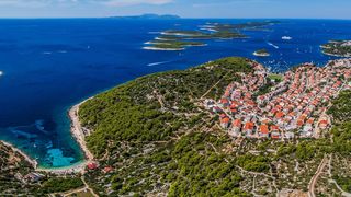 Spektakularan pogled iz zraka na uvalu i otočić Pokonji Dol kod Hvara