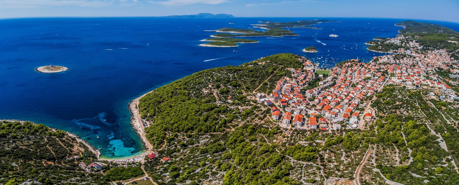 Spektakularan pogled iz zraka na uvalu i otočić Pokonji Dol kod Hvara