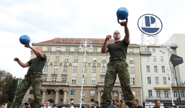 Hrvatski vojnici iz Pocasno-zastitne bojne sudjelovali su u finalu sportsko-edukativnog projekta Aktivna Hrvatska na Trgu bana Josipa Jelacica i demonstrirali 15-minutni prikaz elemenata spartanskog treninga koji je inace sastavni dio njihove vojnicke rut