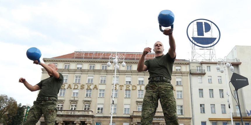 Hrvatski vojnici iz Pocasno-zastitne bojne sudjelovali su u finalu sportsko-edukativnog projekta Aktivna Hrvatska na Trgu bana Josipa Jelacica i demonstrirali 15-minutni prikaz elemenata spartanskog treninga koji je inace sastavni dio njihove vojnicke rut Hrvatski vojnici iz Pocasno-zastitne bojne sudjelovali su u finalu sportsko-edukativnog projekta Aktivna Hrvatska na Trgu bana Josipa Jelacica i demonstrirali 15-minutni prikaz elemenata spartanskog treninga koji je inace sastavni dio njihove vojnicke rut