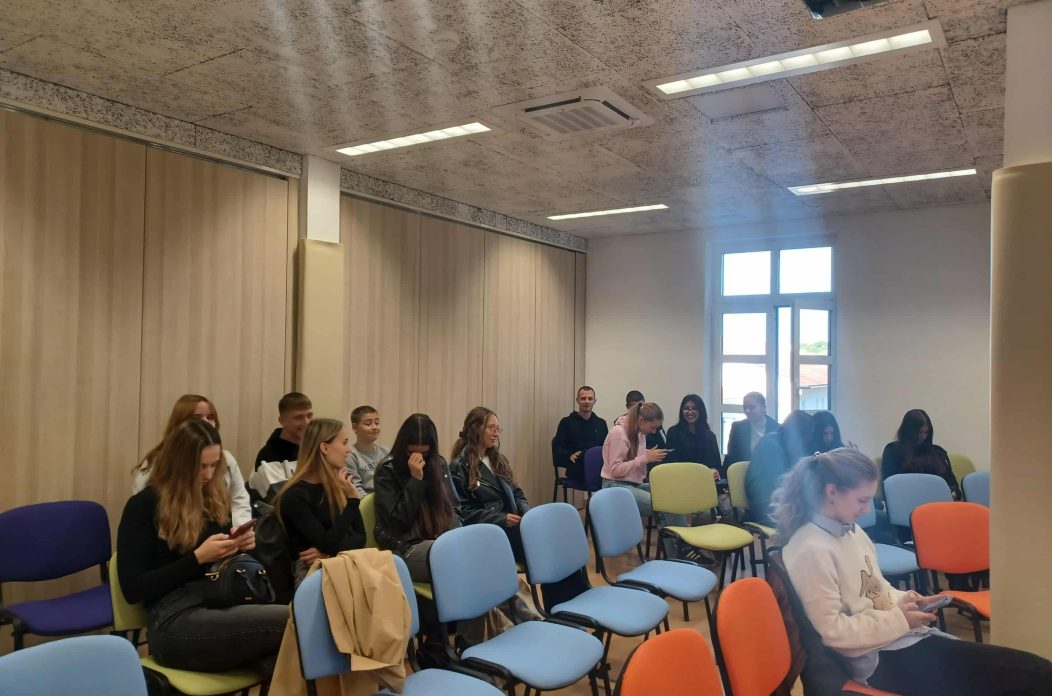 Mladi Centar za mlade udruga Cinaz i udruga Prizma Mladi Centar za mlade udruga Cinaz i udruga Prizma