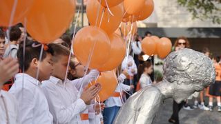 Šibenik: Puštanjem 53 balona obilježen rođendan Dražena Petrovića Šibenik: Puštanjem 53 balona obilježen rođendan Dražena Petrovića