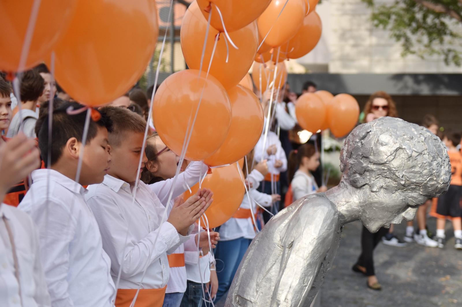Šibenik: Puštanjem 53 balona obilježen rođendan Dražena Petrovića Šibenik: Puštanjem 53 balona obilježen rođendan Dražena Petrovića
