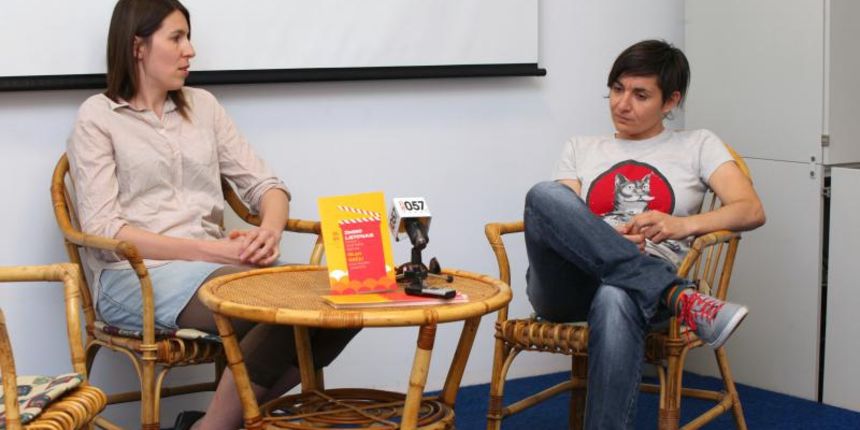 Centar za mirovne studije organizirao je tribinu s Mimom Simić, spisateljicom, filmskom kritičarkom i aktivistkinjom, porijeklom iz Zadra. Na tribini je najavljen filmski i umjetnički festival koji ce se uskoro odrzati u kuli Stojana Jankovića u Islamu Gr