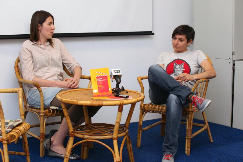 Centar za mirovne studije organizirao je tribinu s Mimom Simić, spisateljicom, filmskom kritičarkom i aktivistkinjom, porijeklom iz Zadra. Na tribini je najavljen filmski i umjetnički festival koji ce se uskoro odrzati u kuli Stojana Jankovića u Islamu Gr