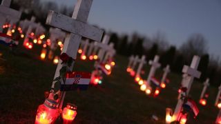 Vukovar: Lampioni osvjetljavaju 938 bijelih križeva na Memorijalnom groblju. Foto: Grgur Žućko/PIXSELL Vukovar: Lampioni osvjetljavaju 938 bijelih križeva na Memorijalnom groblju. Foto: Grgur Žućko/PIXSELL