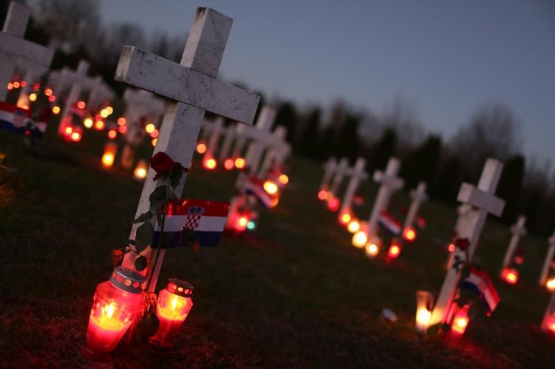 Vukovar: Lampioni osvjetljavaju 938 bijelih križeva na Memorijalnom groblju. Foto: Grgur Žućko/PIXSELL Vukovar: Lampioni osvjetljavaju 938 bijelih križeva na Memorijalnom groblju. Foto: Grgur Žućko/PIXSELL
