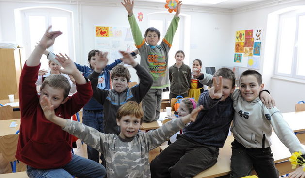 Ugljan, 020310.
Danas je u Poljani na otoku Ugljanu otvorena obnovljena podrucna skola.
Na fotografiji : sretni skolarci u novim ucionicama.
Foto: Andrija Lucic / CROPIX