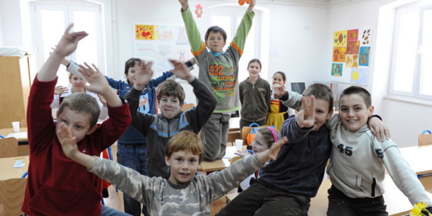 Ugljan, 020310.
Danas je u Poljani na otoku Ugljanu otvorena obnovljena podrucna skola.
Na fotografiji : sretni skolarci u novim ucionicama.
Foto: Andrija Lucic / CROPIX