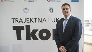 Ministar Oleg Butković potpisao ugovore za izgradnju trajektne luke Tkon i sanaciju luka Turanj, Mandre i Petrčane Ministar Oleg Butković potpisao ugovore za izgradnju trajektne luke Tkon i sanaciju luka Turanj, Mandre i Petrčane