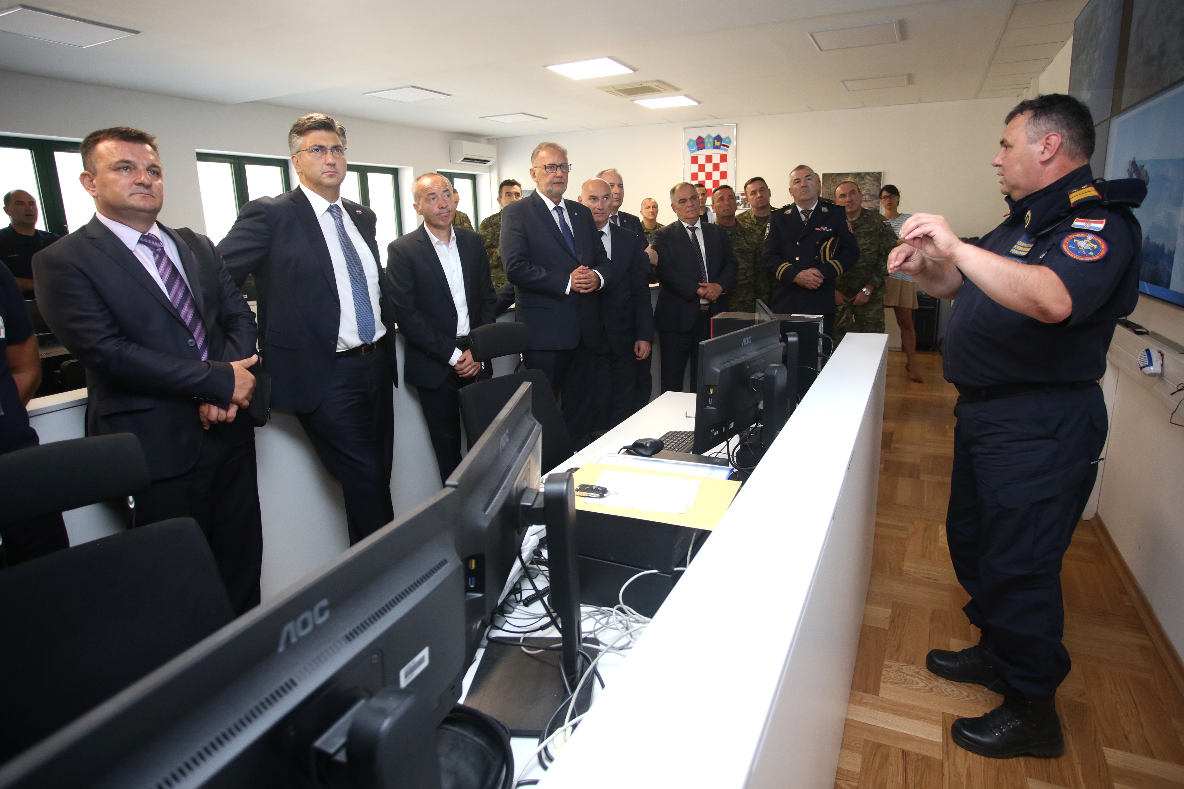 Plenković posjetio Centar za koordinaciju, vođenje i gašenje požara na priobalju Plenković posjetio Centar za koordinaciju, vođenje i gašenje požara na priobalju