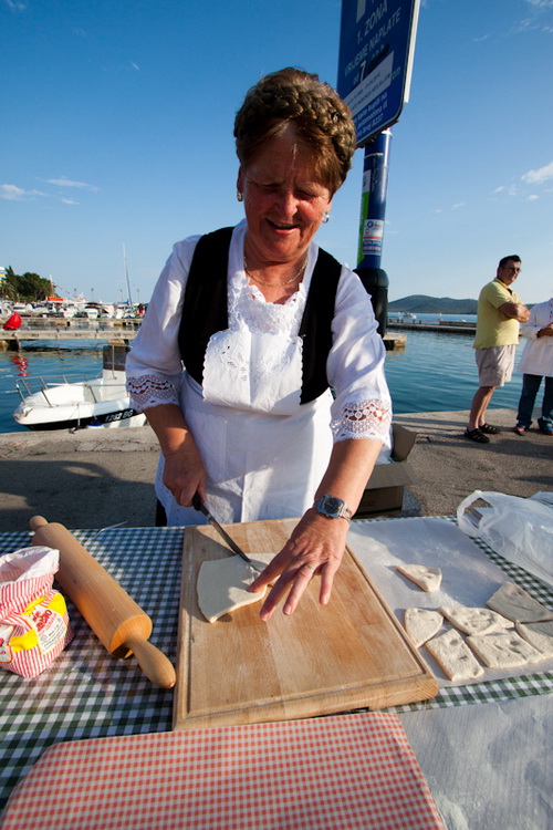 Biograd: 6. Dugi svehrvatski eno-eko-gastro-etno stol, Foto: Franjo Jurić Biograd: 6. Dugi svehrvatski eno-eko-gastro-etno stol, Foto: Franjo Jurić