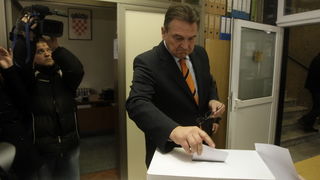 Varazdin, 041211.
Parlamentarni izbori 2011.
Izborno mjesto broj 4 u Varazdinu.
Na slici: glasovanje kandidata Radimira Cacica.
Foto: Zeljko Hajdinjak / CROPIX