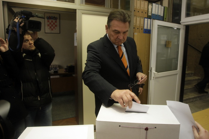 Varazdin, 041211.
Parlamentarni izbori 2011.
Izborno mjesto broj 4 u Varazdinu.
Na slici: glasovanje kandidata Radimira Cacica.
Foto: Zeljko Hajdinjak / CROPIX
