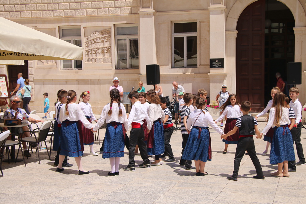 OŠ Zadarski otoci, učenici na Narodnom trgu