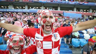 Veseli hrvatski navijači u kockicama ispunili Baltik Arenu u Kalinjingradu Veseli hrvatski navijači u kockicama ispunili Baltik Arenu u Kalinjingradu