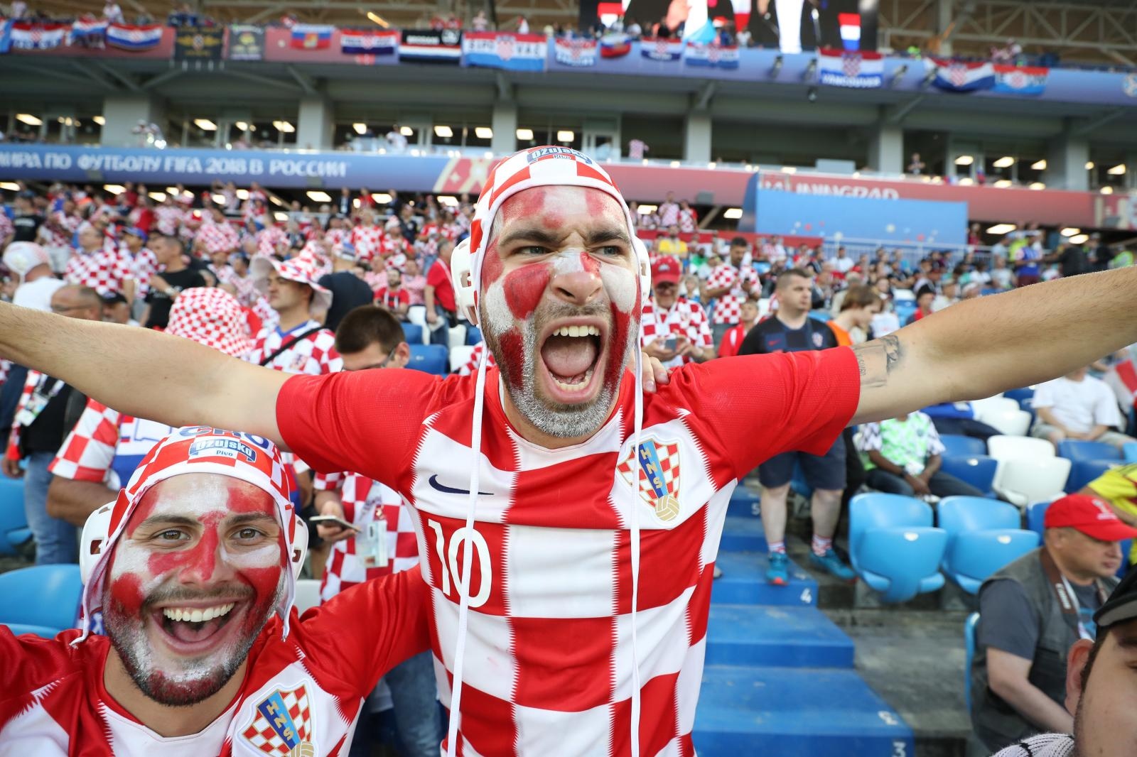 Veseli hrvatski navijači u kockicama ispunili Baltik Arenu u Kalinjingradu Veseli hrvatski navijači u kockicama ispunili Baltik Arenu u Kalinjingradu
