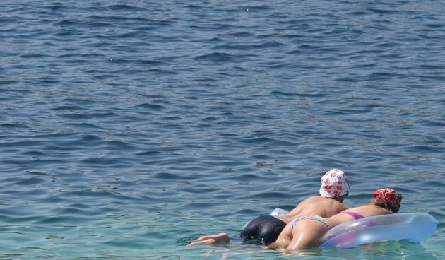 Primosten – Velike vrucine, visoke temperature koje se penju do 40 stupnjeva Celzijevih natjerali su domace i strane goste da osvjezenje potraze na primostenskim plazama. Photo: Hrvoje Jelavic/PIXSELL Autor  Hrvoje Jelavic/PIXSELL Ključne riječi  turisti