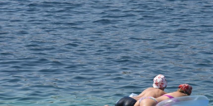 Primosten – Velike vrucine, visoke temperature koje se penju do 40 stupnjeva Celzijevih natjerali su domace i strane goste da osvjezenje potraze na primostenskim plazama. Photo: Hrvoje Jelavic/PIXSELL Autor  Hrvoje Jelavic/PIXSELL Ključne riječi  turisti