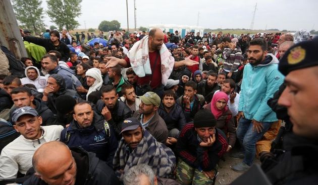 Opatovac – Prihvatni centar za izbjeglice u selu Opatovac. Brojne izbjeglice koje su tokom noci dosle do centra okupljeni su ispred ulaza nakon cega je doslo i do naguravanja sa policijom. Photo: Marko Mrkonjic/PIXSELL