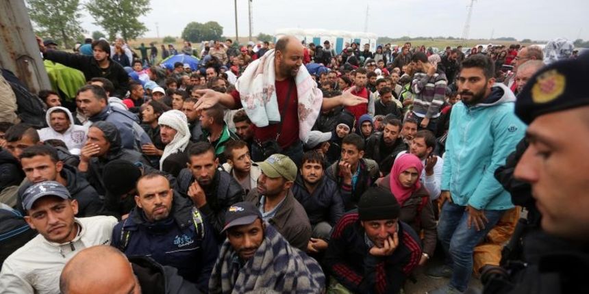 Opatovac – Prihvatni centar za izbjeglice u selu Opatovac. Brojne izbjeglice koje su tokom noci dosle do centra okupljeni su ispred ulaza nakon cega je doslo i do naguravanja sa policijom. Photo: Marko Mrkonjic/PIXSELL