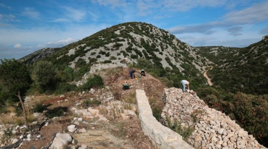 Ove godine su se nastavila arheološka istraživanja na lokalitetu Osridak – Gradina na području Parka prirode Vransko jezero. Ove godine su se nastavila arheološka istraživanja na lokalitetu Osridak – Gradina na području Parka prirode Vransko jezero.