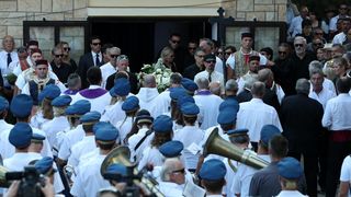 Posljednji ispraćaj Olivera Dragojevića na groblju Sveti Roko u Veloj Luci Posljednji ispraćaj Olivera Dragojevića na groblju Sveti Roko u Veloj Luci